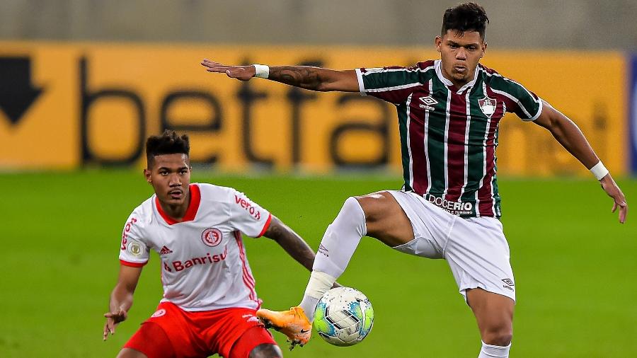 Evanilson e Victor Cuesta disputam bola durante Fluminense x Internacional, em jogo do Brasileirão 2020 - Thiago Ribeiro/AGIF