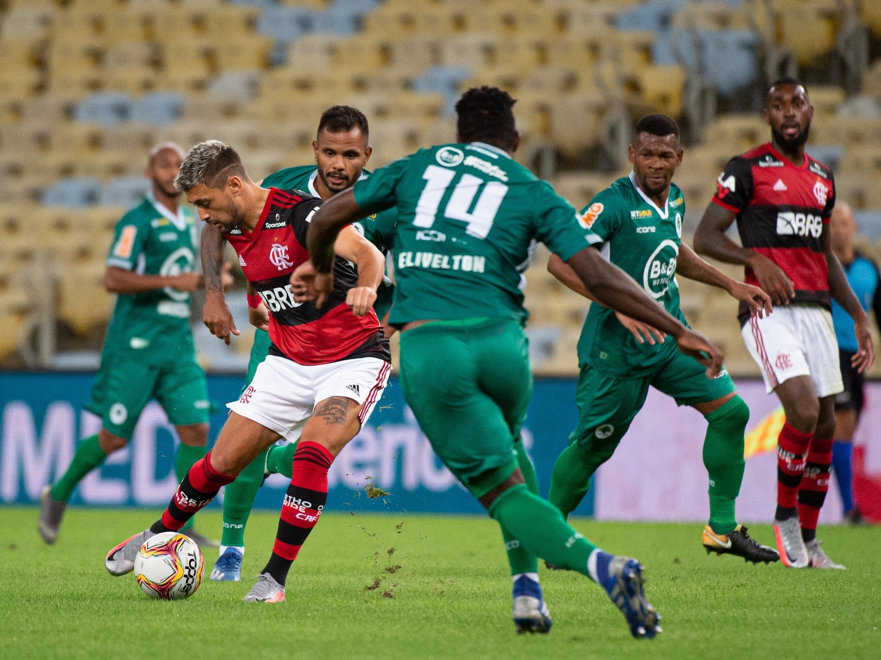 Atleta do Luton sofre parada cardíaca e jogo do Inglês é interrompido