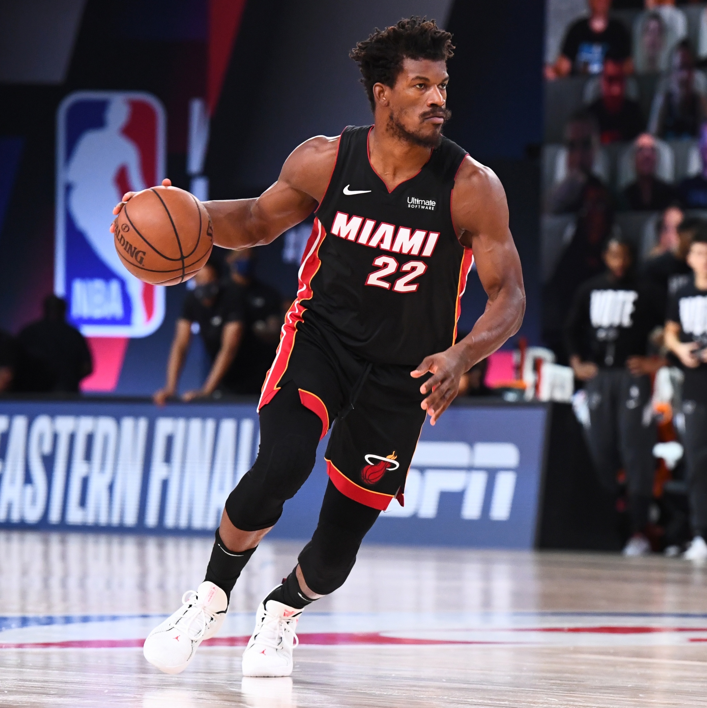 Camisas da NBA on X: Hoje Sixers e Heat jogam em Miami e eu só consigo  pensar no seguinte: vamos ter outro vestido exótico à beira da quadra? O  nome da moça