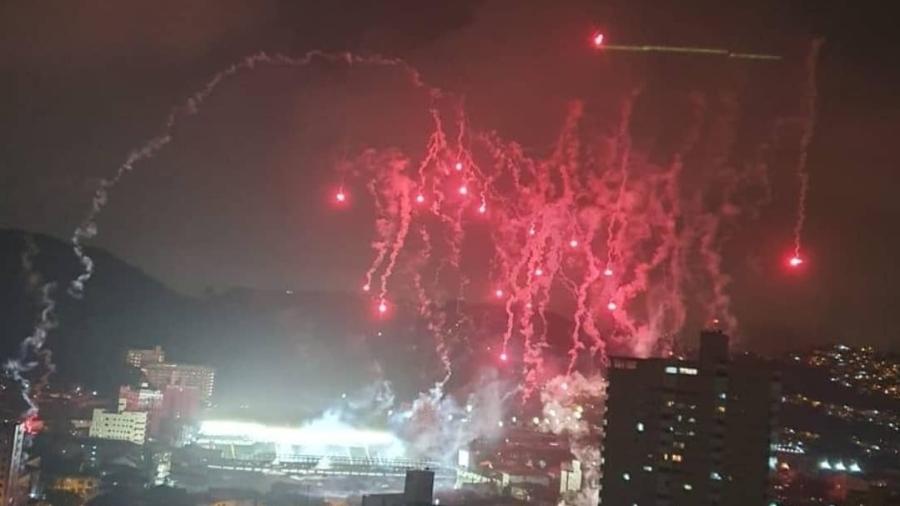 Sinalizadores no céu da Vila Belmiro durante Santos x LDU - Reprodução