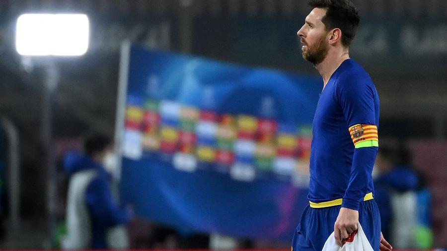 Decepcionado, Messi caminha no campo após derrota do Barça para o PSG - Lluis Gene/AFP