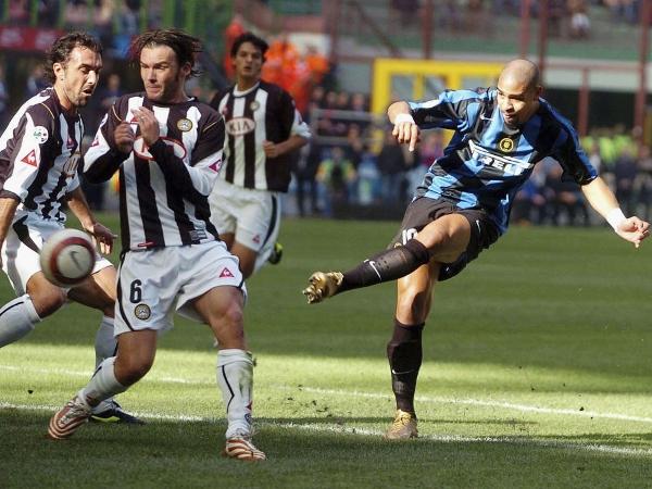 Depois do arranque impressionante, Adriano bate de canhota no golaço pela Inter de Milão