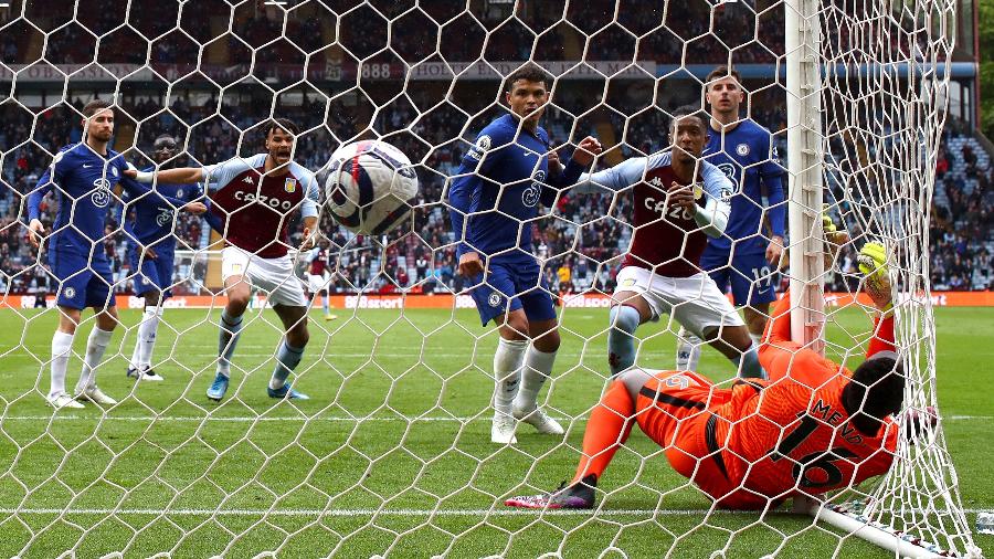 Mendy se choca com a trave durante a partida entre Chelsea e Aston Villa - Michael Steele/Getty Images