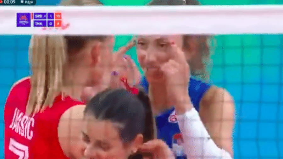 Ana Jaksic, libera da seleção sérvia de vôlei, "puxando os olhos" durante a partida - Reprodução