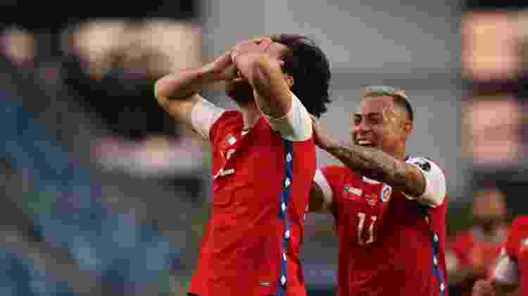 Atacante Ben Brereton chora e é festejado por Vargas após fazer seu primeiro gol com a camisa do Chile - Divulgação / Federação Chilena de Futebol - Divulgação / Federação Chilena de Futebol