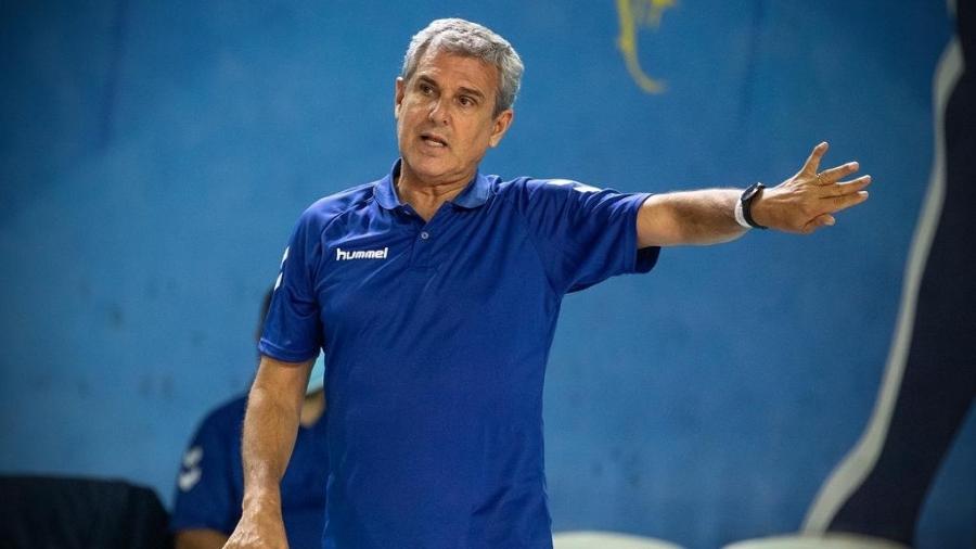 José Roberto Guimarães, técnico do Barueri - Johnny Nikolaídis
