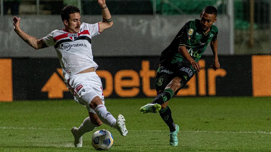 Gabriel jogador do São Paulo disputa bola Ademir jogador do América-MG durante partida no estádio Independência  - Alessandra Torres/AGIF