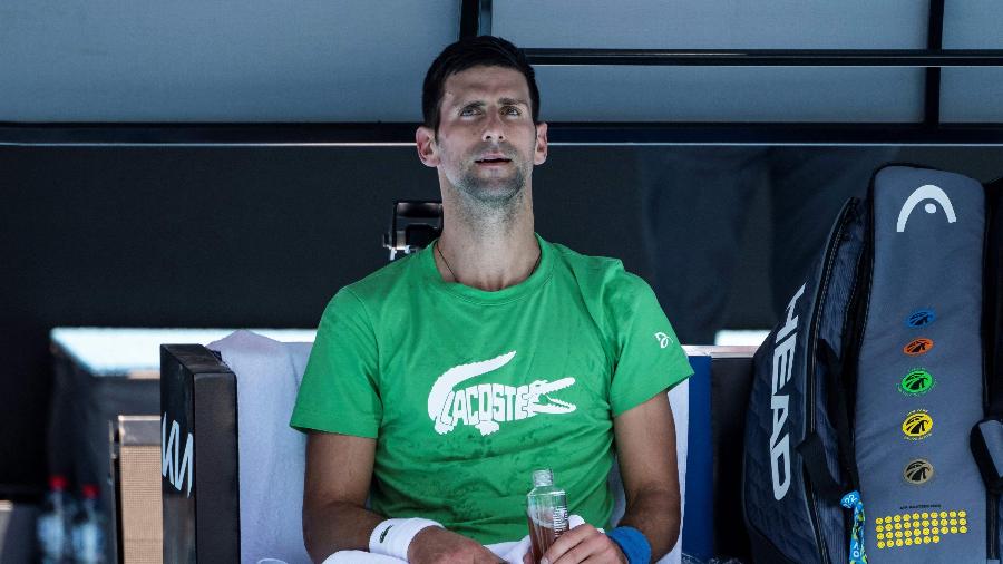 Novak Djokovic foi detido na Austrália após ter visto novamente cancelado - Mike FREY / AFP