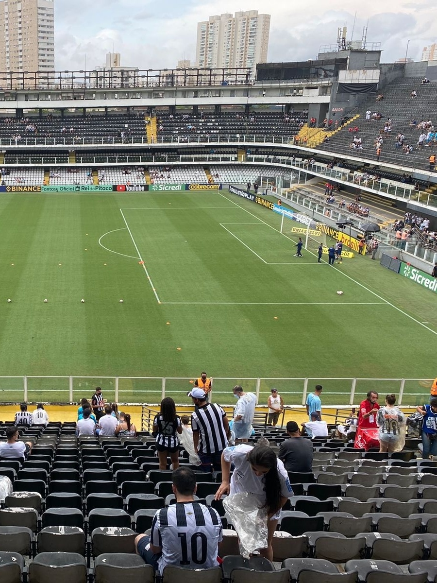 Em jogo com polêmicas, Santos bate Coritiba na Vila Belmiro e