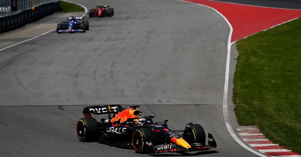 Max Verstappen foi seguido por Fernando Alonso e Carlos Sainz no começo da corrida