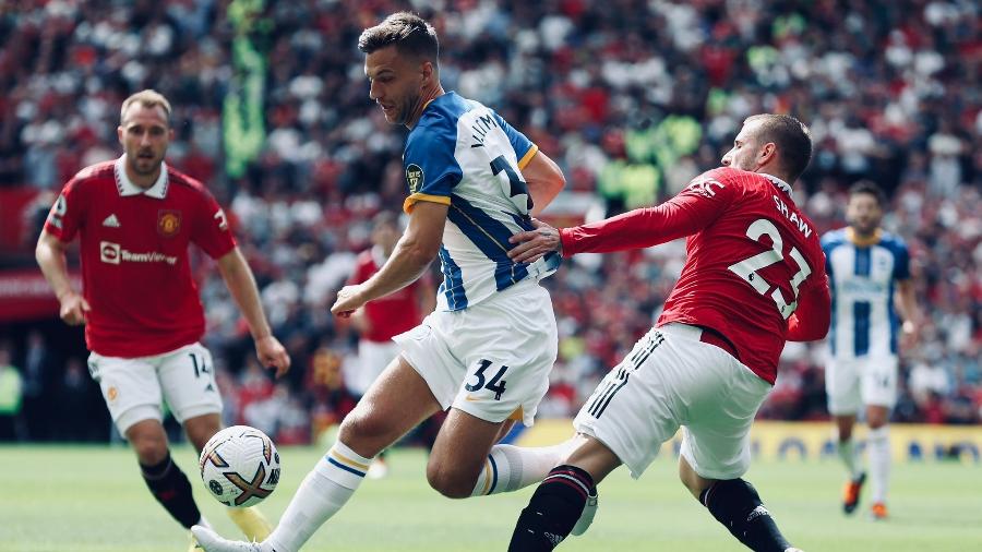 Veltman (Brighton) e Luke Shaw (Manchester United) disputam a bola em duelo pelo Campeonato Inglês - Reprodução/Twitter/ManUtd
