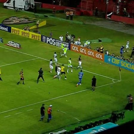 Jogadores do Vasco correm para vestiários após invasão de torcedores do Sport - Reprodução/Premiere