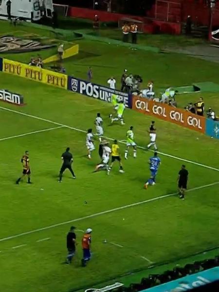 Jogadores do Vasco correm para os vestiários após invasão de campo por parte de torcedores do Sport - Reprodução/Premiere