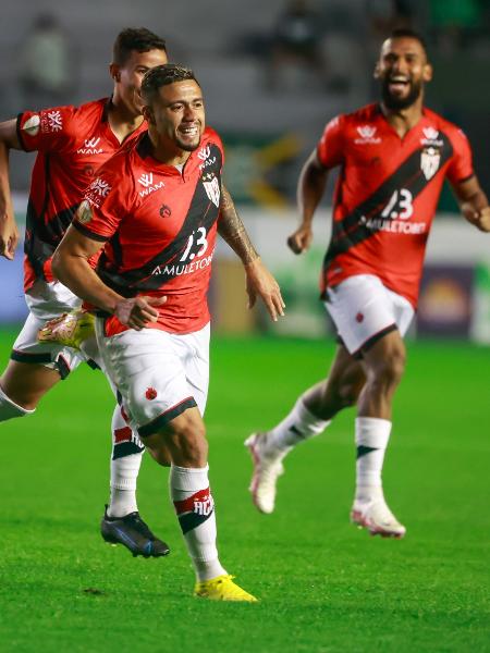 Wellington Rato, do Atlético-GO, celebra gol marcado sobre o Juventude em jogo do Campeonato Brasileiro - Luiz Erbes/AGIF