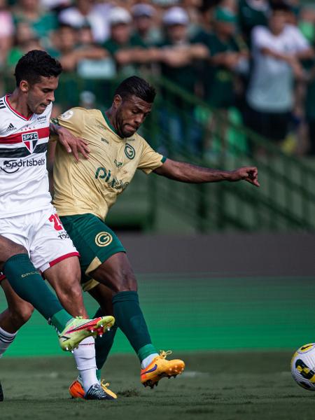 Rodrigo Nestor disputa a bola com dois adversários durante São Paulo x Goiás pelo Brasileirão 2022 - Heber Gomes/AGIF