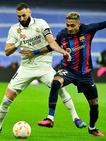 Benzema, do Real Madrid, disputa bola com Raphinha, do Barcelona, pela semifinal da Copa do Rei - JAVIER SORIANO / AFP