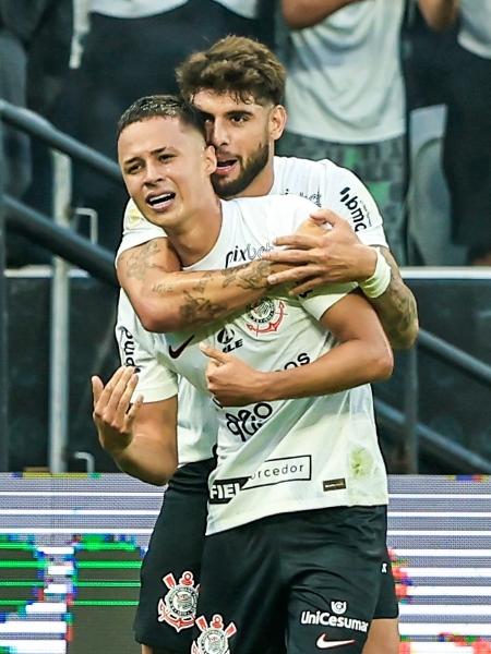 Matheus Araújo comemora gol do Corinthians sobre o Cruzeiro em jogo do Campeonato Brasileiro - Marcello Zambrana/AGIF