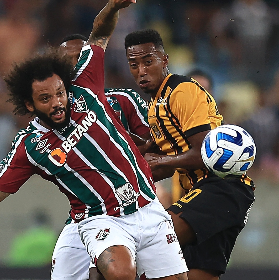 Fluminense joga em ritmo de treino, bate The Strongest e lidera