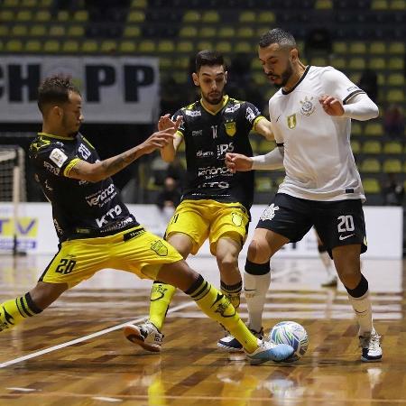 Jogadores de Corinthians e Assoeva em ação pela LNF - Yuri Gomes/Divulgação/LNF