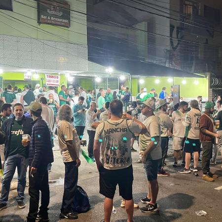 Torcedores no Palmeiras consumindo bebidas alcoólicas dentro do cerco do Allianz Parque antes da partida contra o São Paulo, pela Copa do Brasil