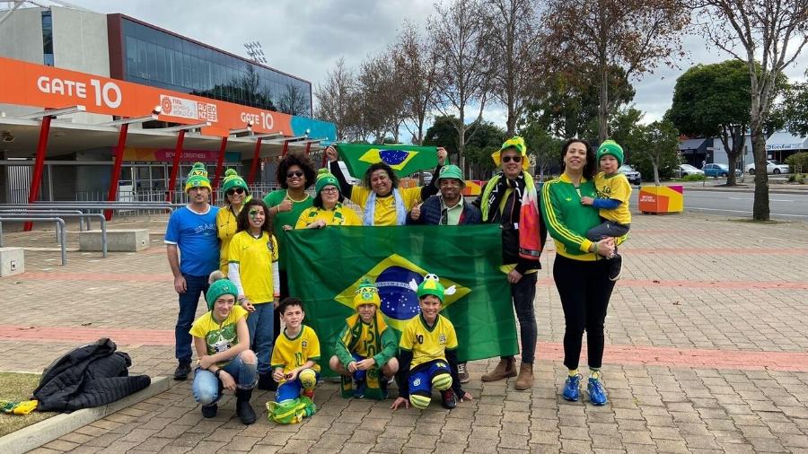 Grupo de famílias brasileiras se reúne antes da estreia do Brasil na Copa do Mundo feminina