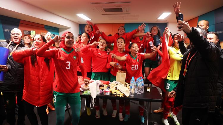 Nouhaila Benzina vibra com suas companheiras de Marrocos no vestiário após a classificação na Copa 2023