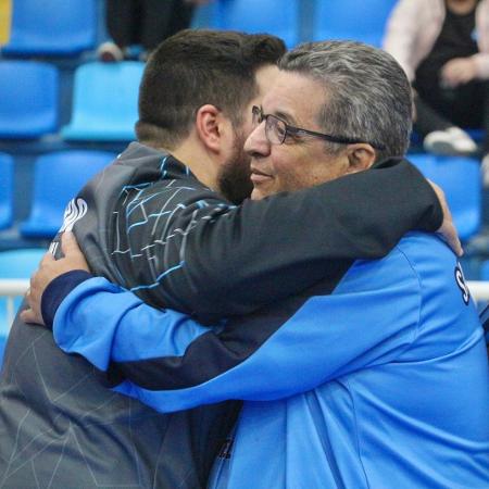 Cidão e Bruno Silva se abraçam antes do jogo da primeira fase