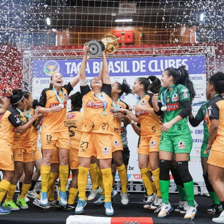 Equipe do Taboão/Magnus comemorando o título da Taça Brasil