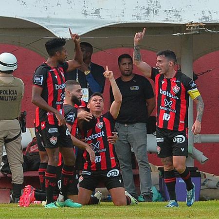 Osvaldo, jogador do Vitoria, comemora seu gol com jogadores do seu time durante partida contra o Bahia no estadio Barradao pelo campeonato Baiano 2024