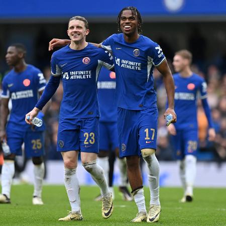 Conor Gallagher e Carney Chukwuemeka comemoram vitória do Chelsea nas quartas de final da Copa da Inglaterra