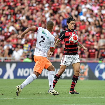 Pedro faz jogada pelo Flamengo na final do Carioca contra o Nova Iguaçu