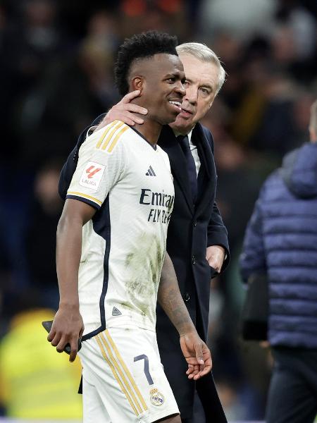 Vinicius Jr e Carlo Ancelotti, do Real Madrid, em jogo contra o Celta de Vigo pelo Campeonato Espanhol - David S Bustamante/Soccrates/Getty Images
