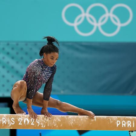 Simone Biles pratica antes de sua estreia nas Olimpíadas de Paris