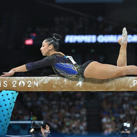 Olimpíadas 2024: Julia Soares em apresentação na trave na qualificatórias por equipes da Ginástica Artística Feminina