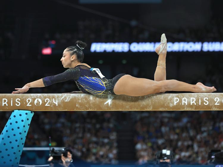 Olimpíadas 2024: Julia Soares em apresentação na trave na qualificatórias por equipes da Ginástica Artística Feminina