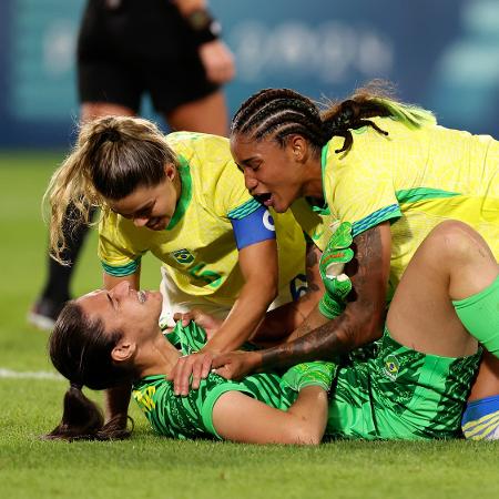 Lorena comemora vitória da seleção brasileira sobre a França no futebol feminino das Olimpíadas