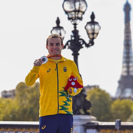 Ronan Cordeiro comemora medalha de prata conquistada no triatlo paralímpico, em Paris.