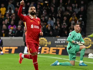 Liverpool vence Wolverhampton fora de casa e assume ponta do Inglês