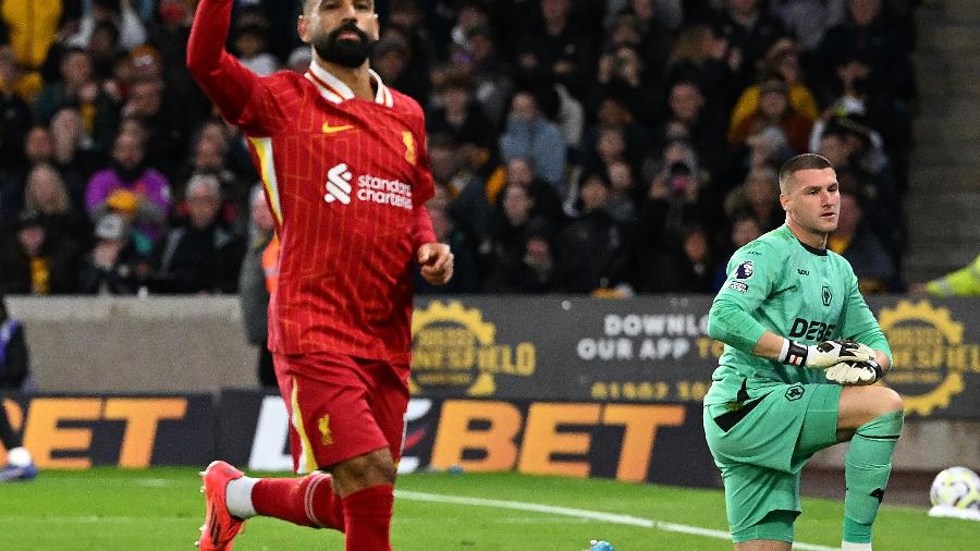 Mohamed Salah comemora gol que põe Liverpool na liderança da Premier League