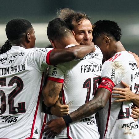 David Luiz comemora gol pelo Flamengo contra o Atlético-MG