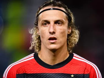 Mercado: futuro de David Luiz, novidade no Flamengo e novela Vitor Reis