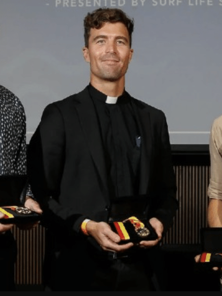 Padre recebeu uma medalha por ação em ataque de tubarão Padre recebeu uma medalha por ação em ataque de tubarão