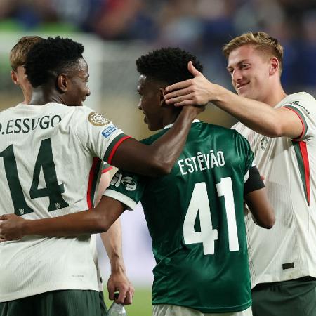 Jogadores do Chelsea consolam Estêvão após vitória sobre o Palmeiras no Mundial Jogadores do Chelsea consolam Estêvão após vitória sobre o Palmeiras no Mundial