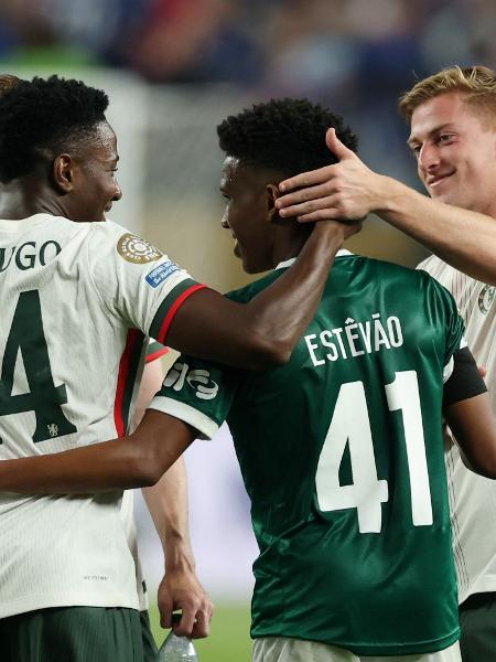 Jogadores do Chelsea consolam Estêvão após vitória sobre o Palmeiras no Mundial Jogadores do Chelsea consolam Estêvão após vitória sobre o Palmeiras no Mundial