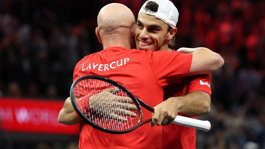 Andre Agassi abraça Francisco Cerúndolo no segundo dia da Laver Cup de 2025 Andre Agassi abraça Francisco Cerúndolo no segundo dia da Laver Cup de 2025