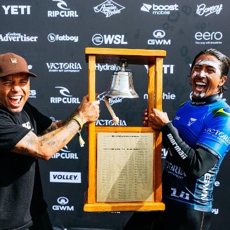 Adriano de Souza e Miguel Pupo com troféus de Bells