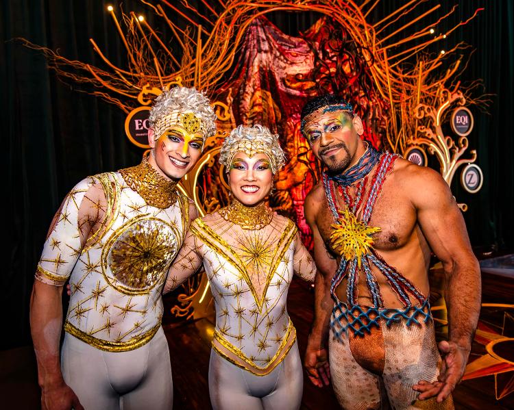 Pati Kuwai (centro) e outros artistas do espetáculo Alegria, do Cirque du Soleil
