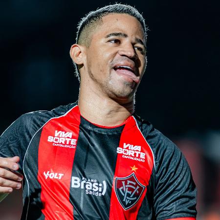 Erick, do Vitória, comemora gol contra a Chapecoense, pelo Brasileirão