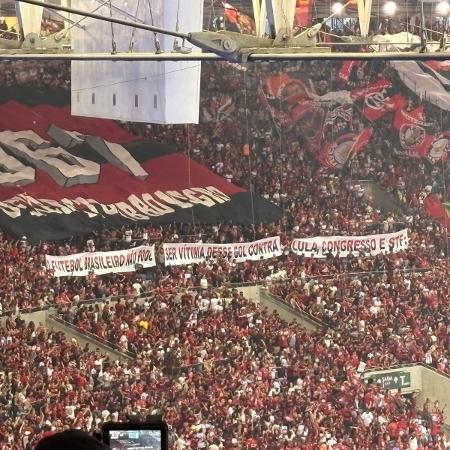 Torcida do Flamengo exibe faixas que foram a frase: "o futebol brasileiro não pode ser vítima desse gol contra. Lula, congresso e STF"