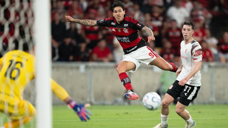 Pedro, do Flamengo, durante partida contra o Estudiantes, pela Libertadores